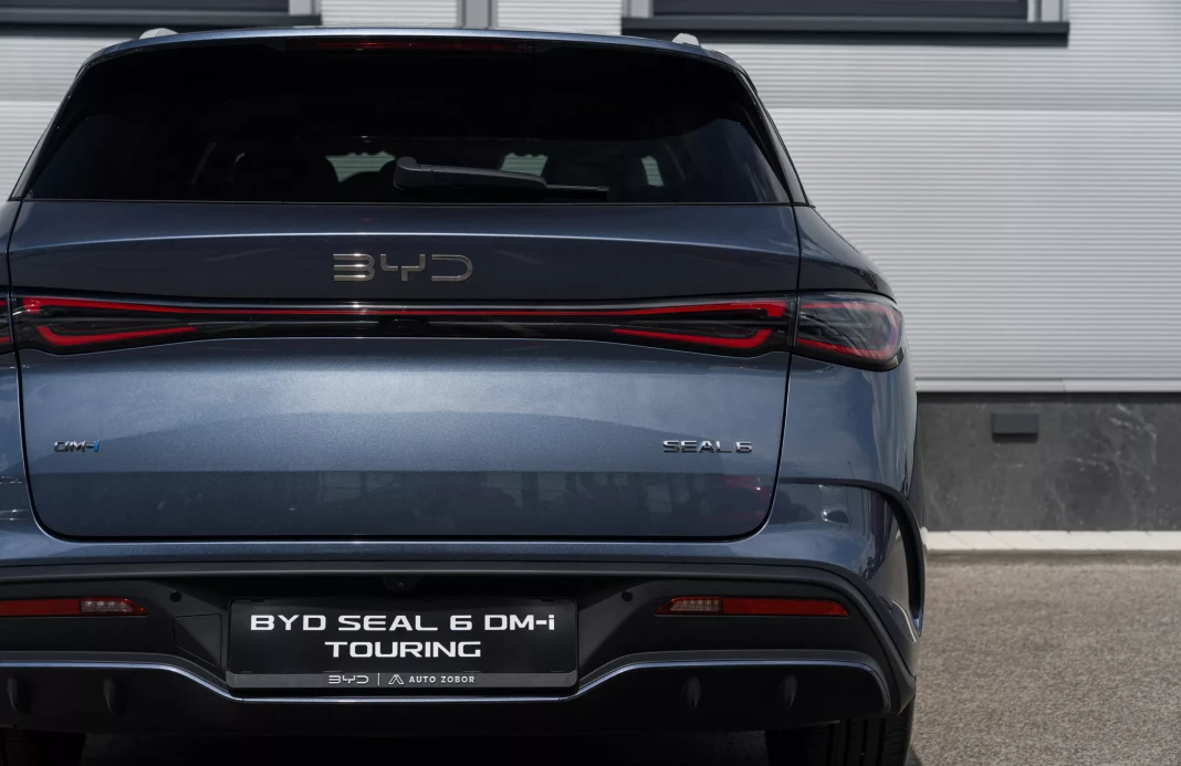 SEAL 6 DM-i Touring Comfort Lite  19 (kWh) plug in hybrid   obrázok č. 6