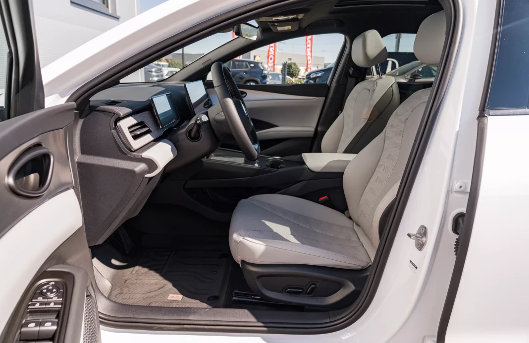 SEAL 6 DM-i Touring Comfort Lite  19 (kWh) plug in hybrid   obrázok č. 16