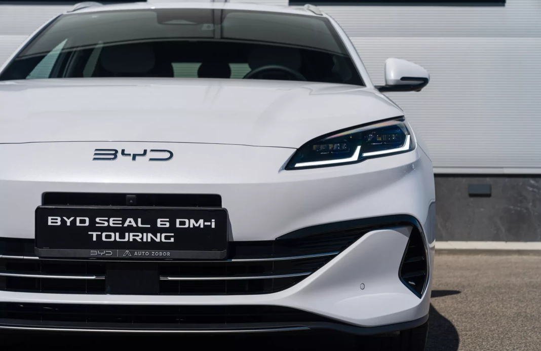 SEAL 6 DM-i Touring Comfort Lite  19 (kWh) plug in hybrid   obrázok č. 5