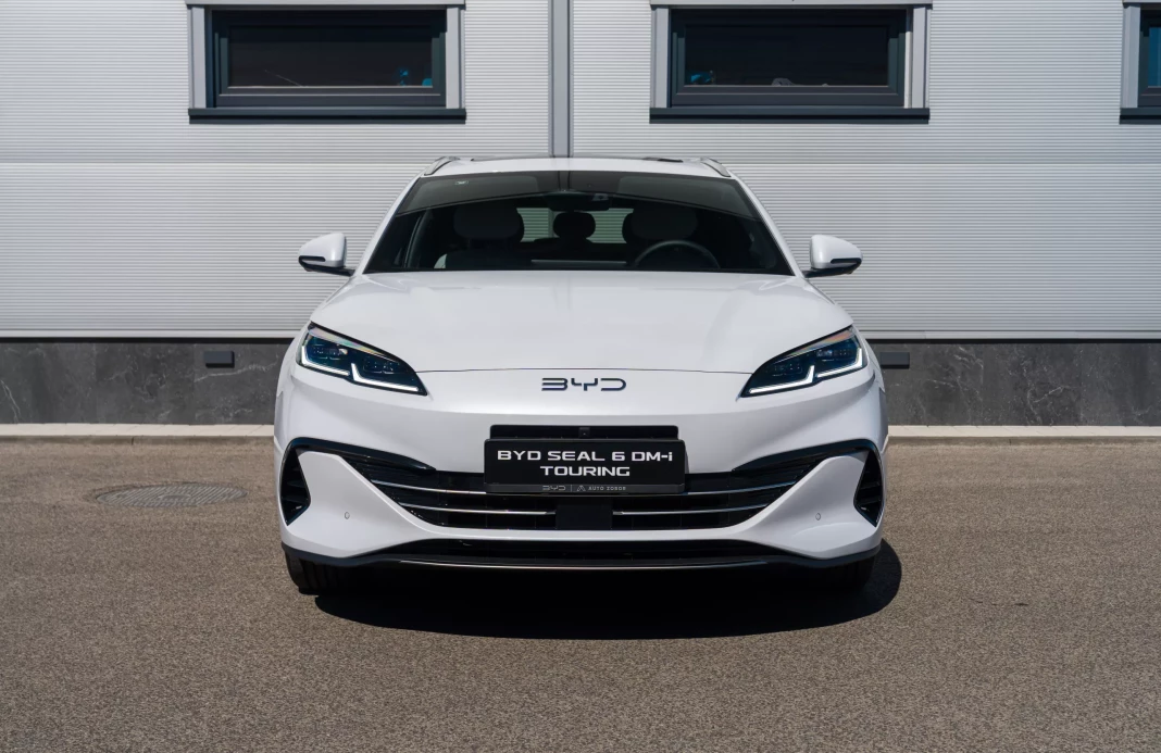 SEAL 6 DM-i Touring Comfort Lite  19 (kWh) plug in hybrid   obrázok č. 4